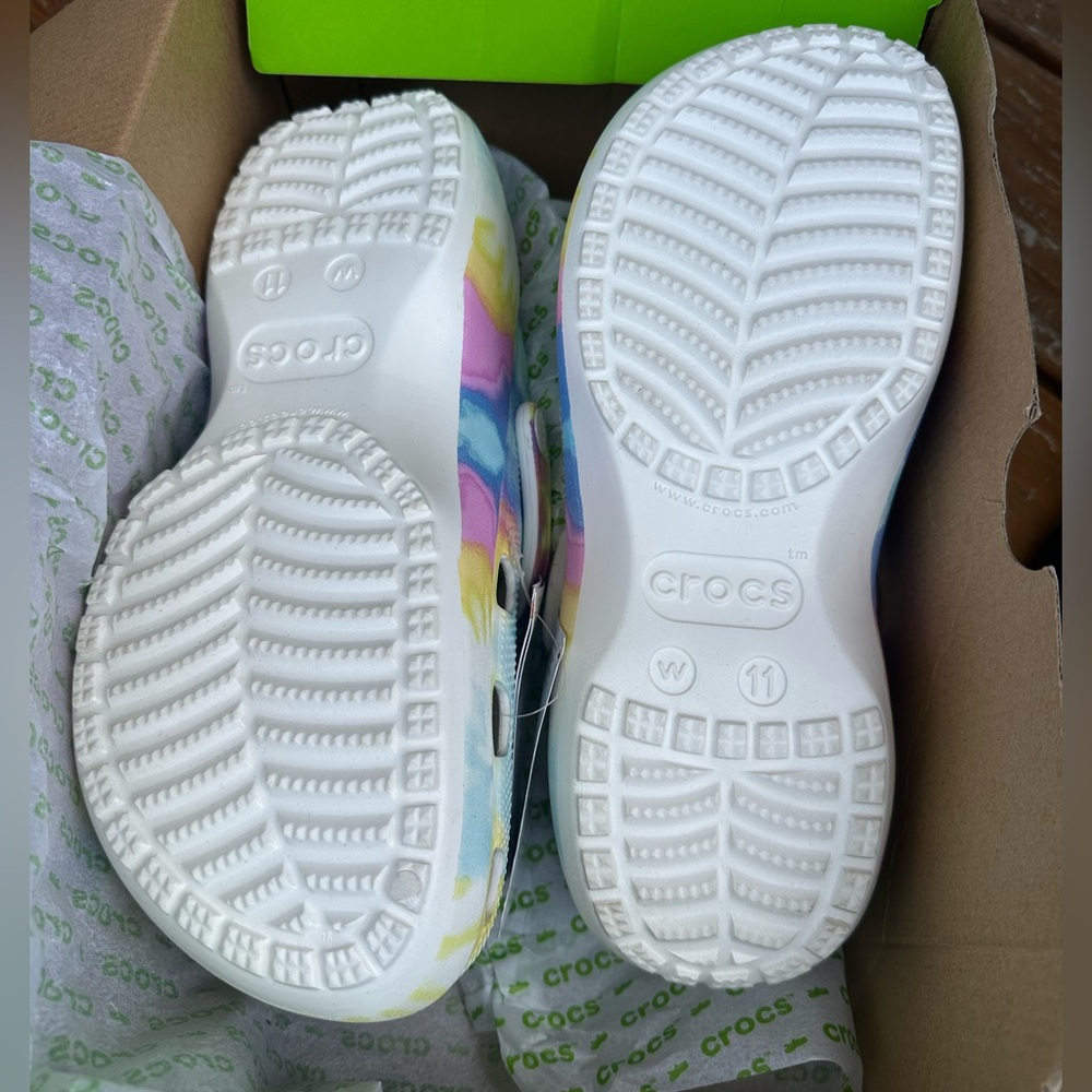 New CROCS Women's Tie-Dye Platform Sandals - Blue, Yellow, Pink size 11 - Picture 3 of 5